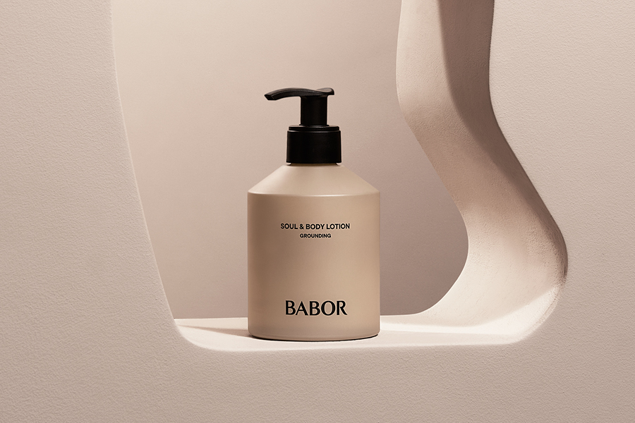 BABOR Soul & Body Lotion mit Pumpspender vor dekorativem beigen Hintergrund