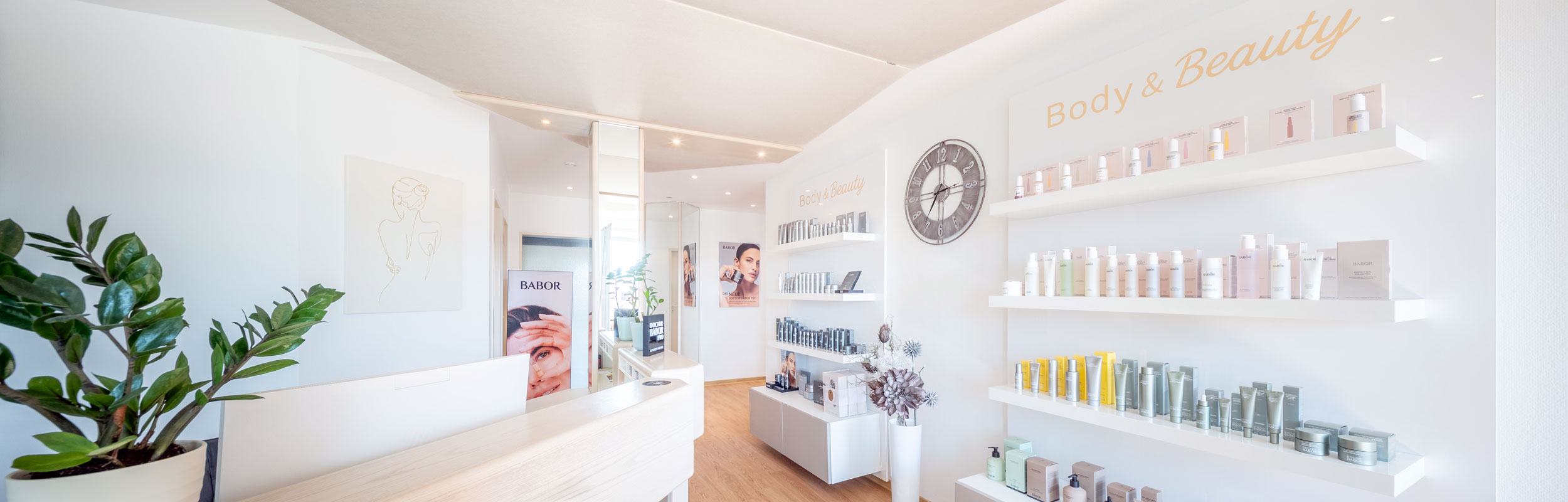 Empfangsbereich von BODY & Beauty mit BABOR Pflegeprodukten im Regal