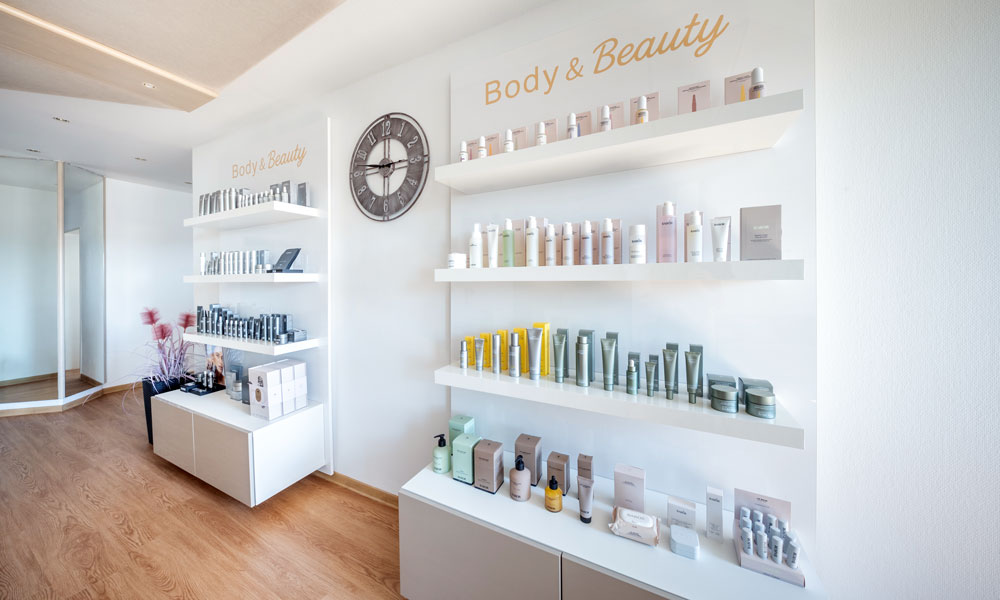 Produktwand mit BABOR Pflege und Schriftzug Body & Beauty