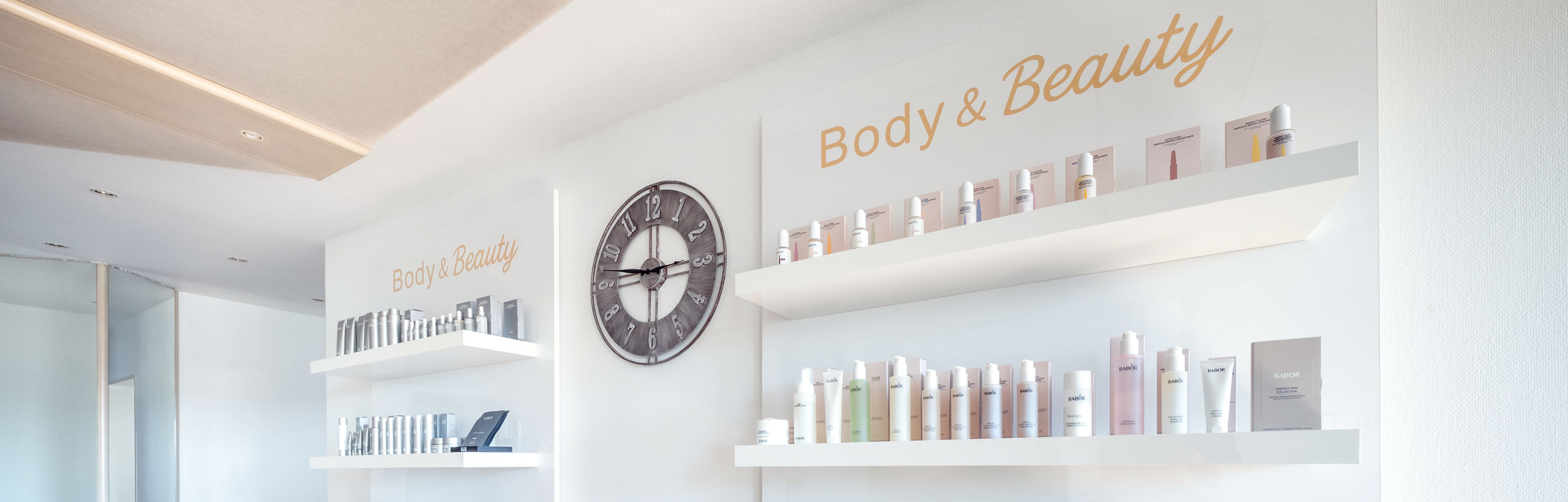 Produktwand mit BABOR Pflege und Schriftzug Body & Beauty