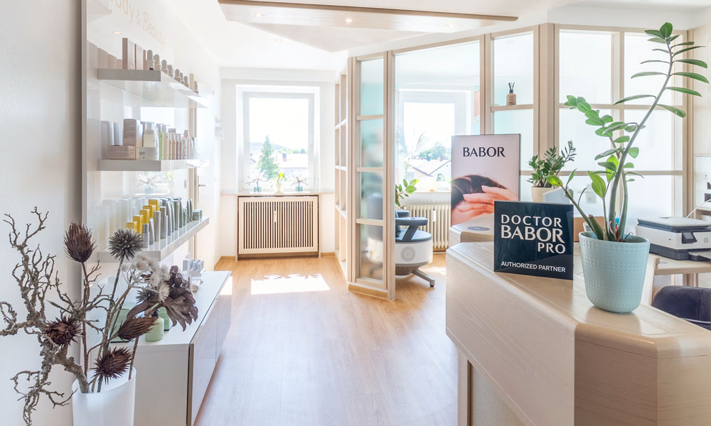 Heller Verkaufsraum von BODY & Beauty mit Pflegeregalen und Pflanzen