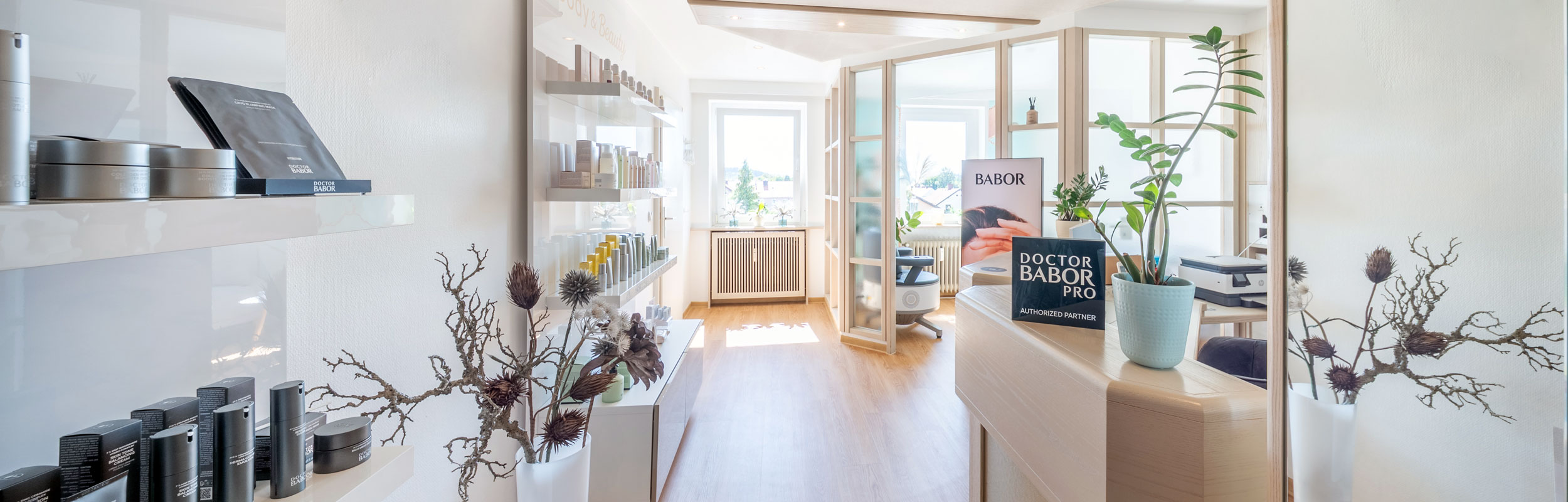 Verkaufsraum von BODY & Beauty mit Pflegeprodukten und Tageslicht